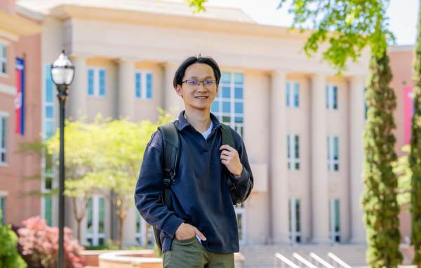 十大玩彩信誉平台工程和音乐专业的学生保罗·阮， 他本科期间在蛋白质生物物理学方面的研究获得了2024年戈德华特奖学金.
